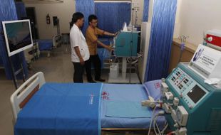 FOTO KLINIK HEMODIALISIS : Mengecek Mesin Cuci Darah