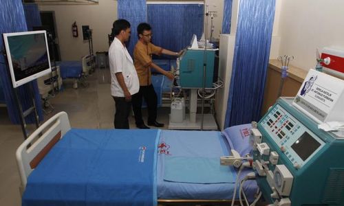 FOTO KLINIK HEMODIALISIS : Mengecek Mesin Cuci Darah