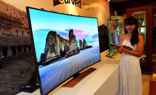 FOTO TELEVISI LAYAR LENGKUNG :  Samsung Curved UHD TV