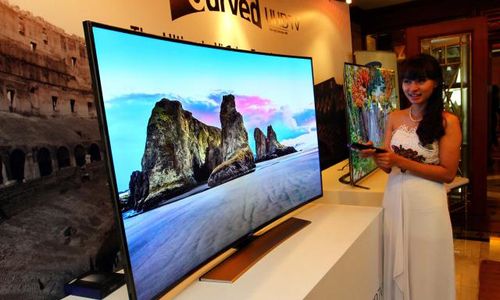 FOTO TELEVISI LAYAR LENGKUNG :  Samsung Curved UHD TV