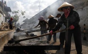 FOTO PERBAIKAN JALAN : Membuat adonan aspal