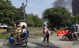 FOTO KEBAKARAN SOLO : Kepulan asap hitam 