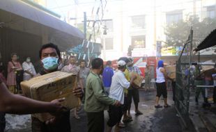 FOTO KEBAKARAN SOLO : Menyelamatkan barang dagangan