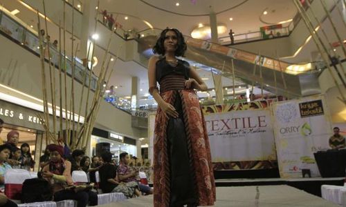 FOTO BATIK MIX : Mengenakan kreasi batik mix 