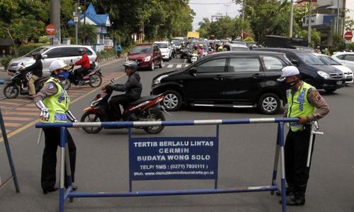 FOTO KEBAKARAN SOLO : Menutup Arus Lalu Lintas