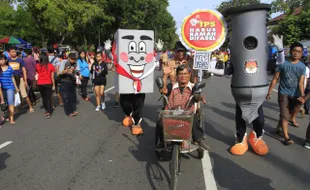 FOTO CAR FREE DAY : Melambaikan tangan 