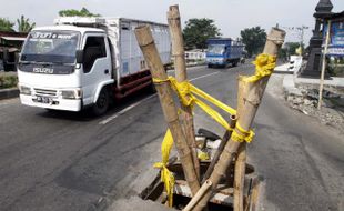 FOTO JALAN BERLUBANG : Protes kerusakan jalan