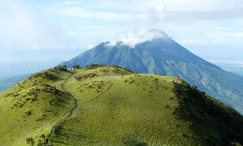 MERAPI WASPADA : Cegah Pendaki Nekat, Polisi Patroli di Jalur Pendakian Merapi