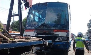 KECELAKAAN KLATEN : Bus Solo-Jogja Hantam Pohon di Traffic Light