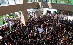 FOTO AKUISISI BTN : Ribuan Karyawan Demo di Bank BTN