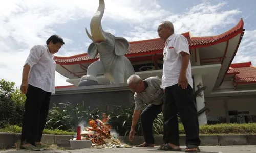 FOTO CHING BING : Warga Tionghoa Bakar Replika Uang