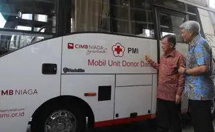 FOTO CIMB NIAGA : Mobil Unit Donor Darah untuk PMI