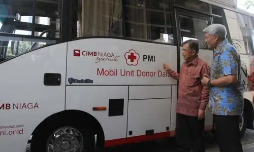 FOTO CIMB NIAGA : Mobil Unit Donor Darah untuk PMI