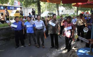 FOTO GANGGUAN KEAMANAN : Perusakan Kedai Jamu Dinda Direkonstruksi