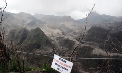 FOTO GUNUNG KELUD MELETUS : Sisa Letusan Kelud Jadi Daya Tarik Wisata