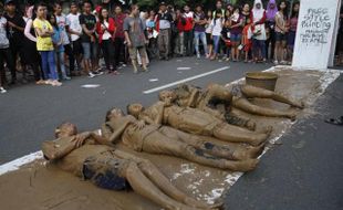 FOTO HARI BUMI 2014 : Aksi Teatrikal Mandi Lumpur