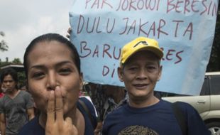 FOTO JOKOWI CAPRES : Jokowi Didemo Waria 