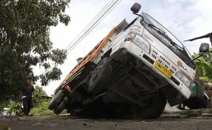 Truk Tronton Terperosok di Jurang Gunungkidul, Muatan Kalsit Berhamburan