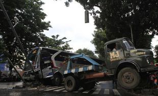 FOTO KECELAKAAN SOLO : Sumber Kencono Ringsek Diderek