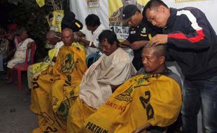 FOTO PEMILU 2014 : Cukur Gundul untuk Caleg Partai Golkar