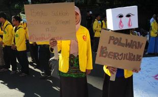 FOTO POLWAN BERJILBAB : Mahasiswa Dukung Jilbab bagi Polwan