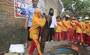 FOTO SIAGA BENCANA : Siswa SD Simulasikan Pemadaman Api