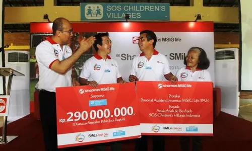 FOTO SINARMAS MSIG LIFE : Bantuan Share Your Smile Diserahkan