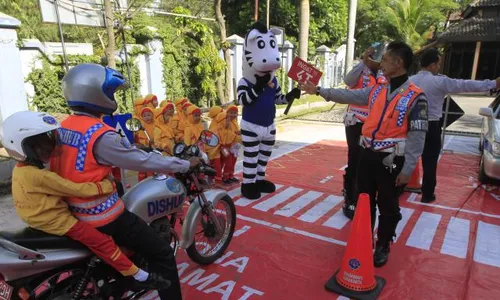 FOTO TK ALIF SMART : Belajar Menyeberang Jalan di Dishubkominfo