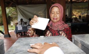 PILPRES 2014 : Ibunda Jokowi Nyoblos di TPS 22 Manahan