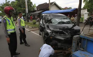 KECELAKAAN SOLO : Horor di Depan DPRD Solo, Avanza Tabrak Pohon Hingga Ringsek