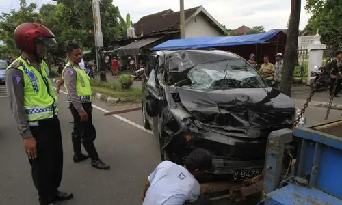 KECELAKAAN SOLO : Horor di Depan DPRD Solo, Avanza Tabrak Pohon Hingga Ringsek