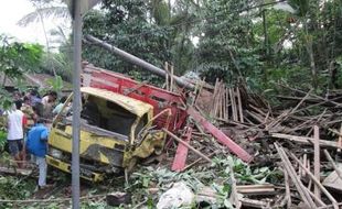 KECELAKAAN KLATEN : Truk Tabrak Rumah Warga Kemalang, Kernet Tewas   