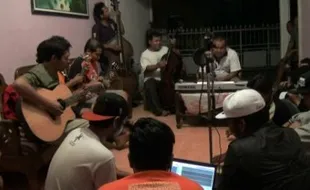 MUSIK KERONCONG : Ras of Nation Olah Keroncong Jadi Muda