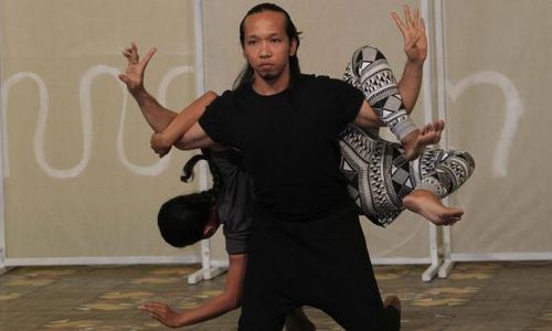 TARI KONTEMPORER : Koreografer Aksara Tubuh Gelar Workshop Tari