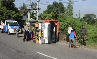 KECELAKAAN KLATEN : Truk Angkut Batu Guling