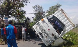 KECELAKAAN KLATEN : Dipepet Trailer, Truk Terguling ke Parit