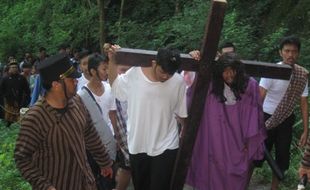 HARI PASKAH 2014 : Ratusan Umat Katolik Jalan Salib di Gunung Gandul