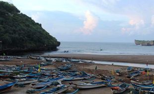 Ombak Tinggi di Laut Selatan, Nelayan Pilih Libur