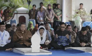 FOTO SBY NYEKAR : SBY Nyekar Di TMP Nasional Bunga Bangsa