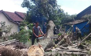 ANGIN KENCANG KLATEN : Diterjang Puting Beliung, 10 Rumah di Trucuk Porak Poranda