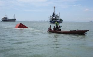 KECELAKAAN AIR SEMARANG : Ombak Tanjung Emas Menggila, Perahu Kayu Hantam Kapal RORO