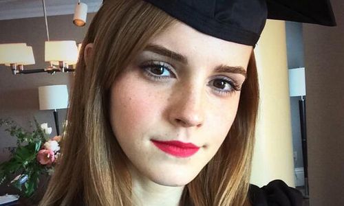 6 Tahun Bagi Waktu, Emma Watson Akhirnya Diwisuda