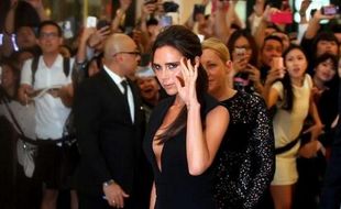 TRENDING TOPIC : Victoria Beckham, dari Belahan Dada Hingga Tas Rp200 juta