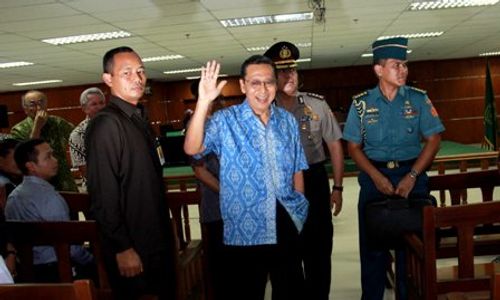 FOTO SIDANG CENTURY : Wakil Presiden Boediono Bersaksi untuk Budi Mulya