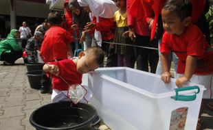 FOTO GENERASI EMAS INDONESIA : Lomba Menangkap Ikan Ciptakan Generasi Emas