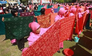 FOTO HARI BHAYANGKARA : Bhayangkari dan Polwan Catat Rekor