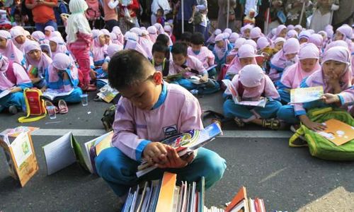 FOTO HARI BUKU NASIONAL : Membaca Massal di Arena CFD