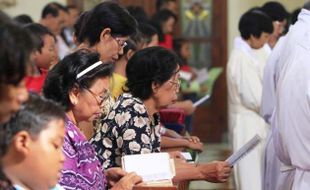 FOTO HARI KENAIKAN ISA ALMASIH : Misa Hari Raya Kenaikan Tuhan