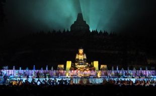 FOTO HARI WAISAK 2014 : Belasan Ribu Umat Meditasi di Borobudur