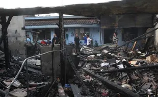 FOTO KEBAKARAN SOLO : Rumah Terbakar saat Penghuni Melayat